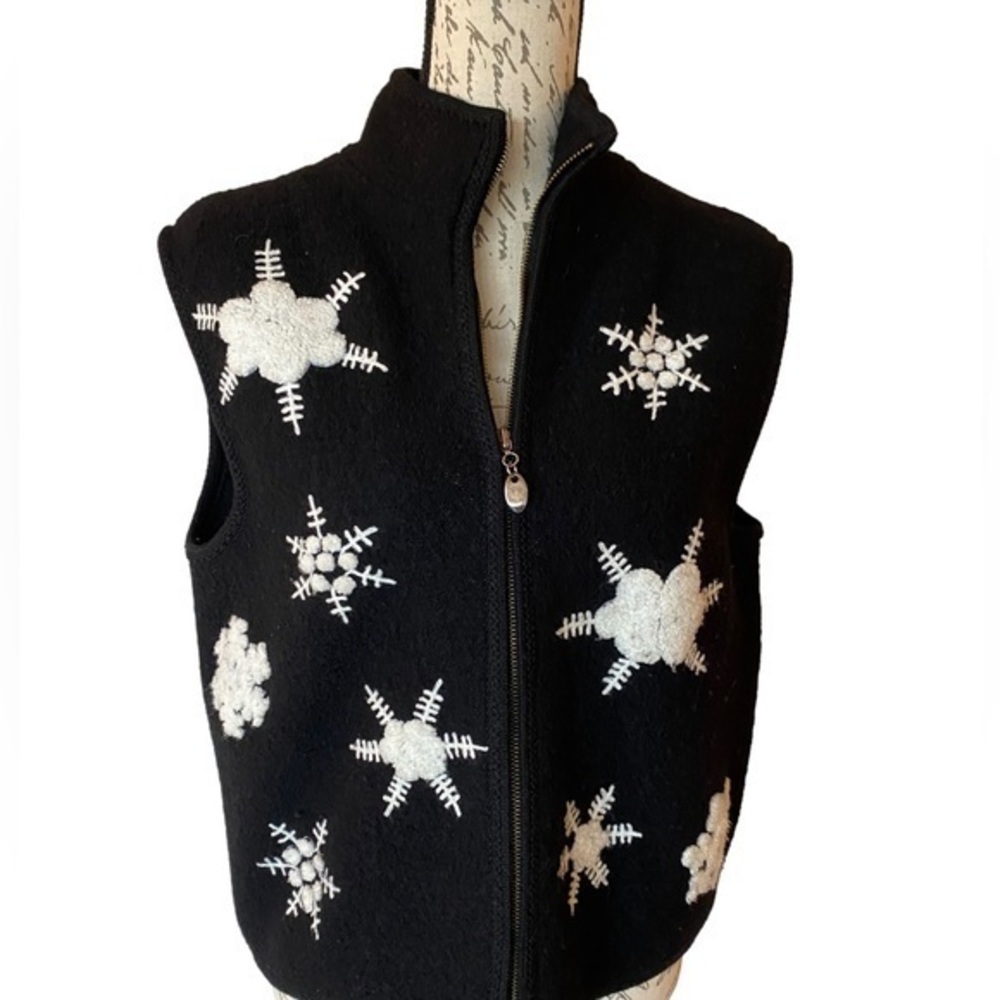 Lisa International Snowflake Vest Size M Black and White